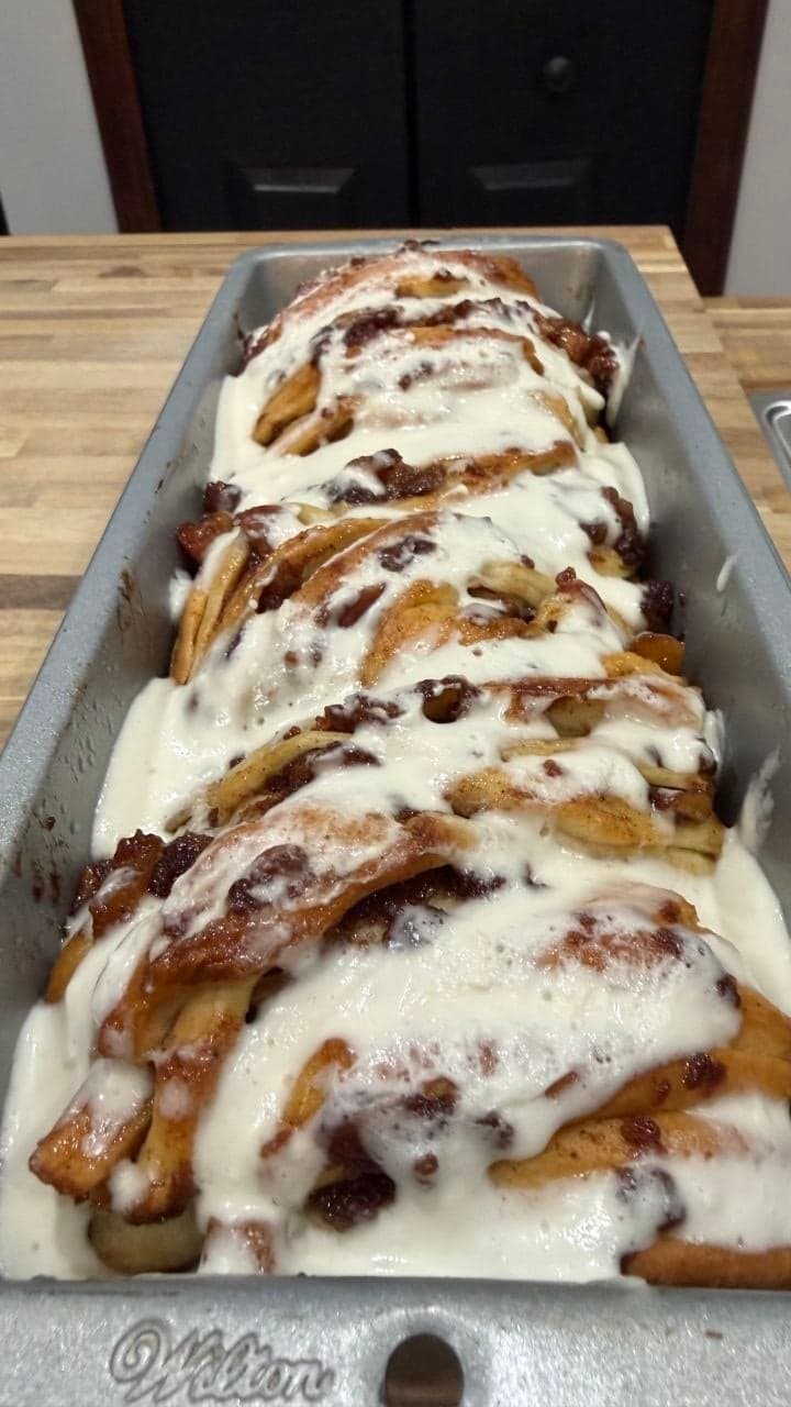 Glazed Apple-Cinnamon Pull-Apart Bread thumbnail 2
