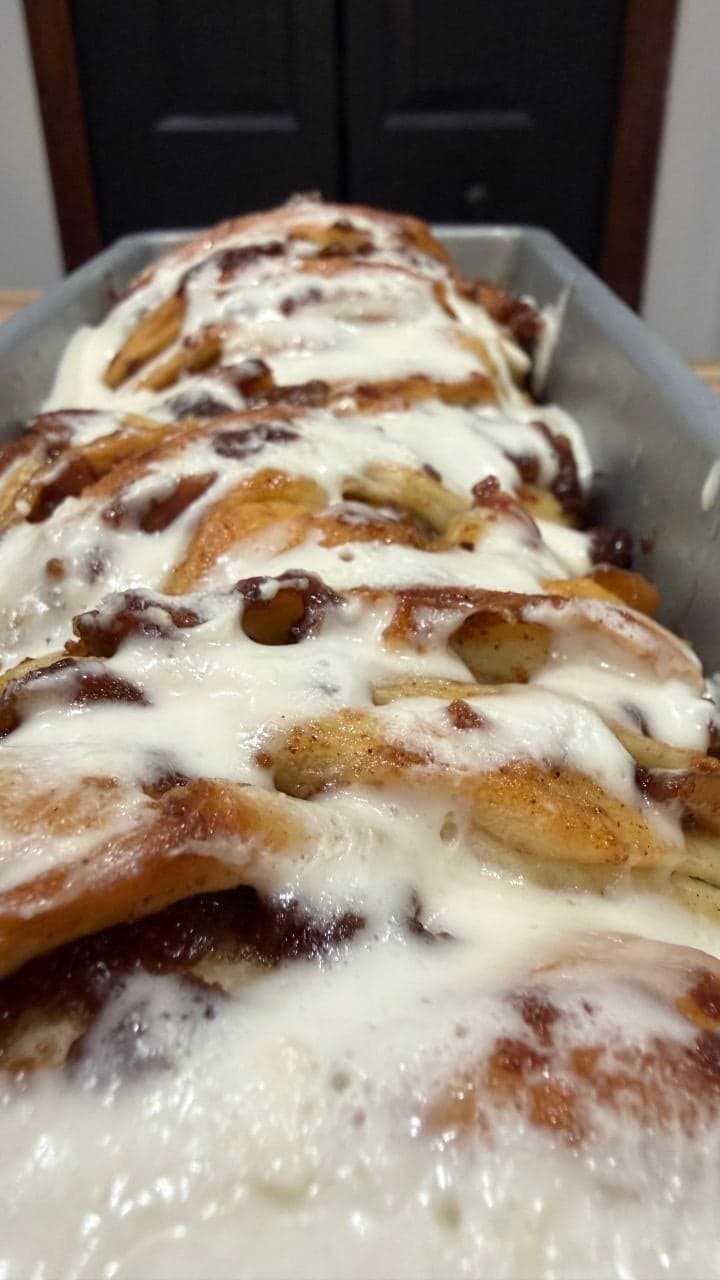 Glazed Apple-Cinnamon Pull-Apart Bread thumbnail 3